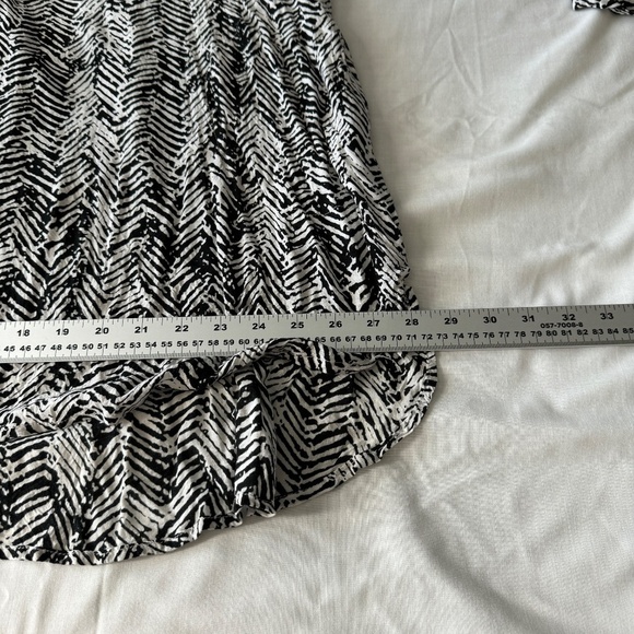 Blue Sky Black + White Abstract Geometric Tribal Long Sleeve V-Neck Blouse‎ 1X - Picture 10 of 13